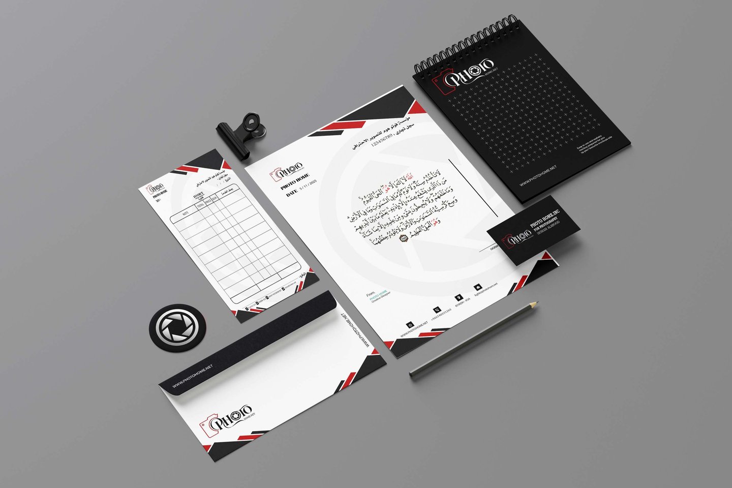 صورة علوية مسطحة (فلات لاي) تعرض هوية بصرية متكاملة لشركة تصوير فوتوغرافي سعودية، تشمل كروت عمل (بزن