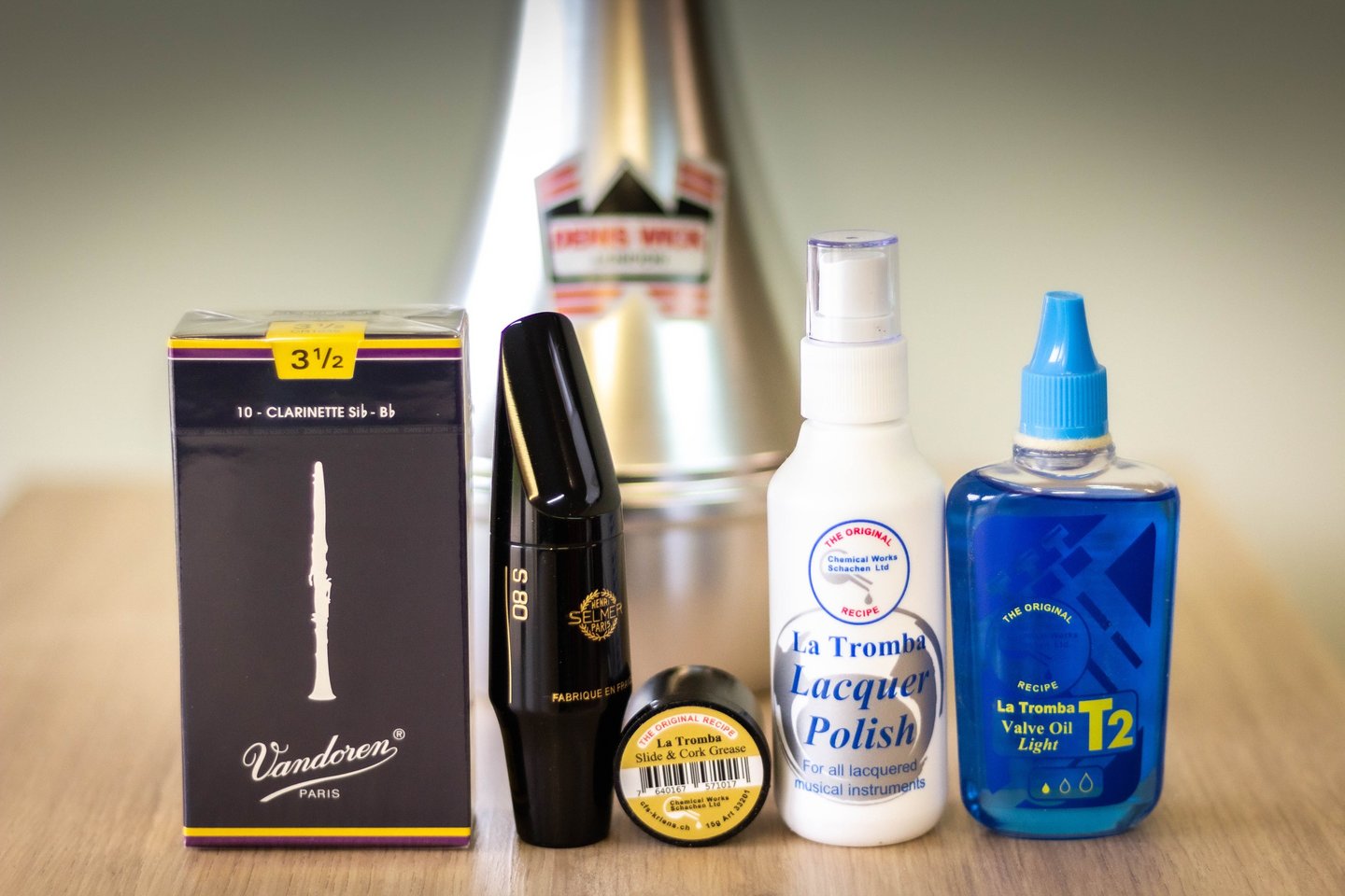différents accessoires destinés aux instruments à vent, tels que des anches, de l'huile pour piston