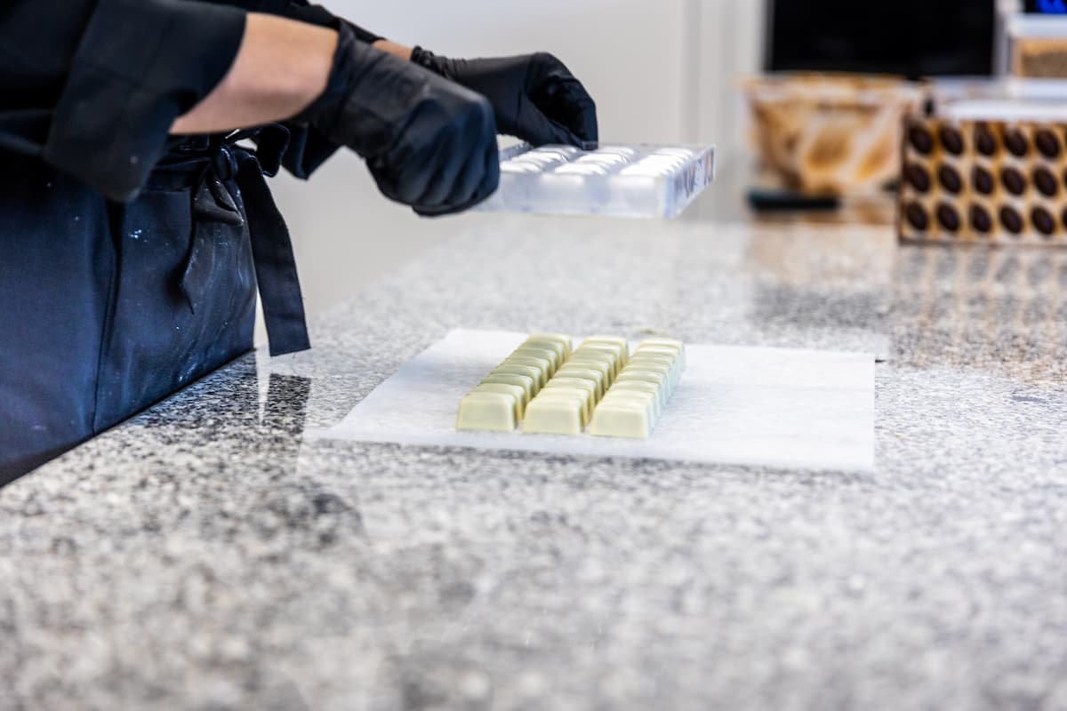 Een persoon die handgemaakt pralines aan het maken is