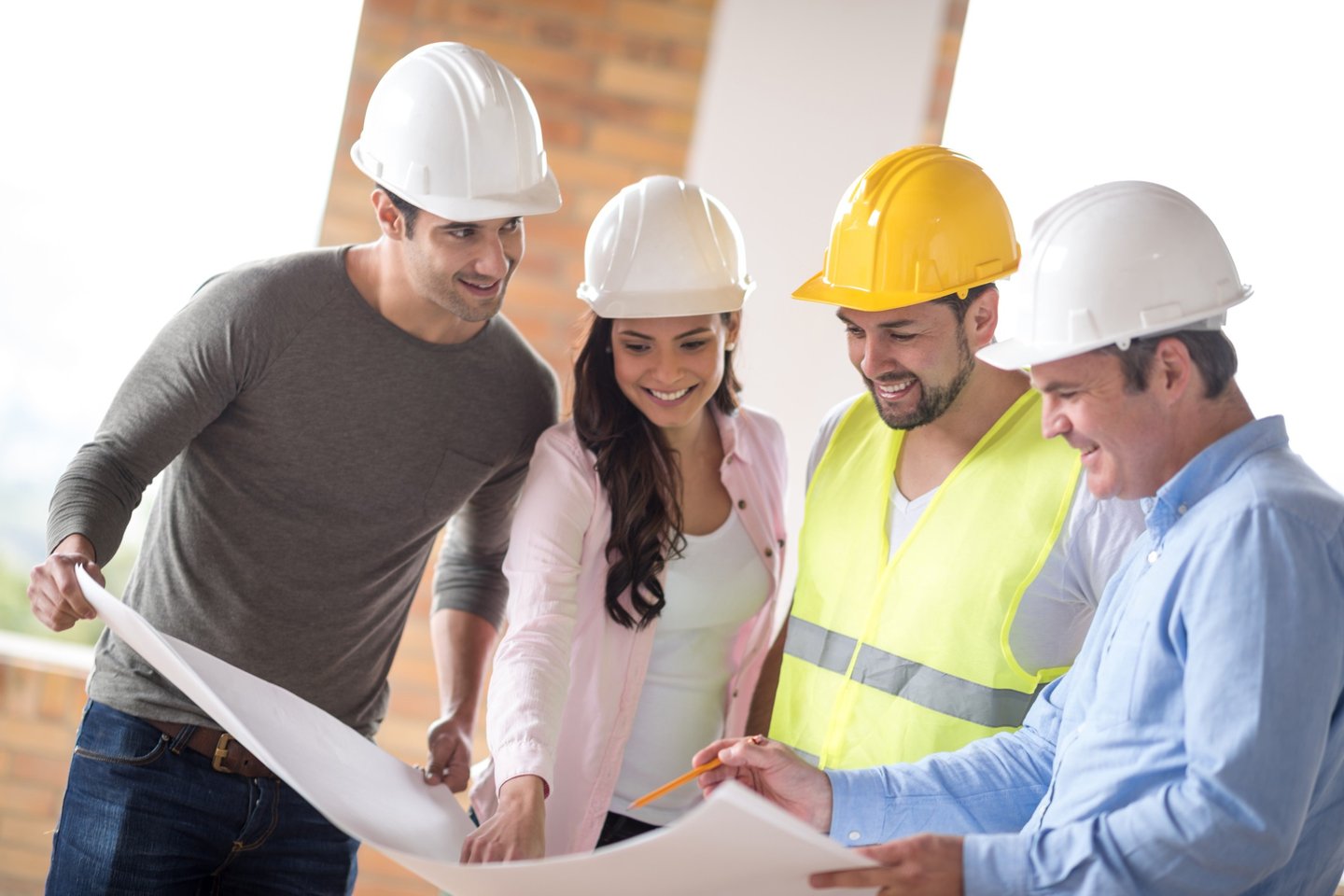 engenheiro mostrando projeto de ar condicionado