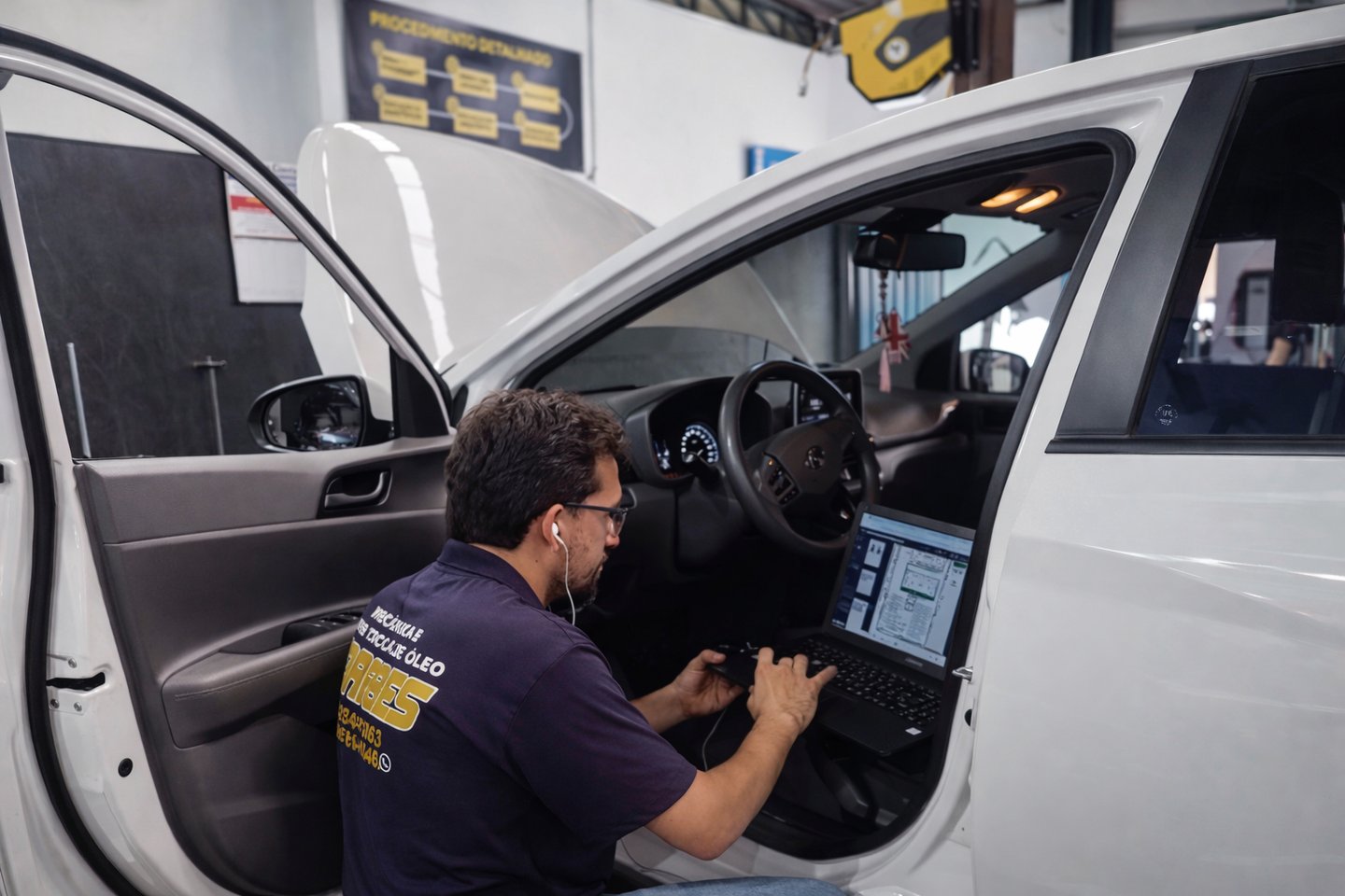 Mecânico realizando diagnóstico automotivo com equipamento profissional em oficina de São José do Ri