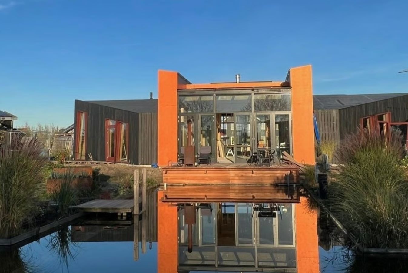 Residência em CLT finalizada com integração à paisagem na Holanda