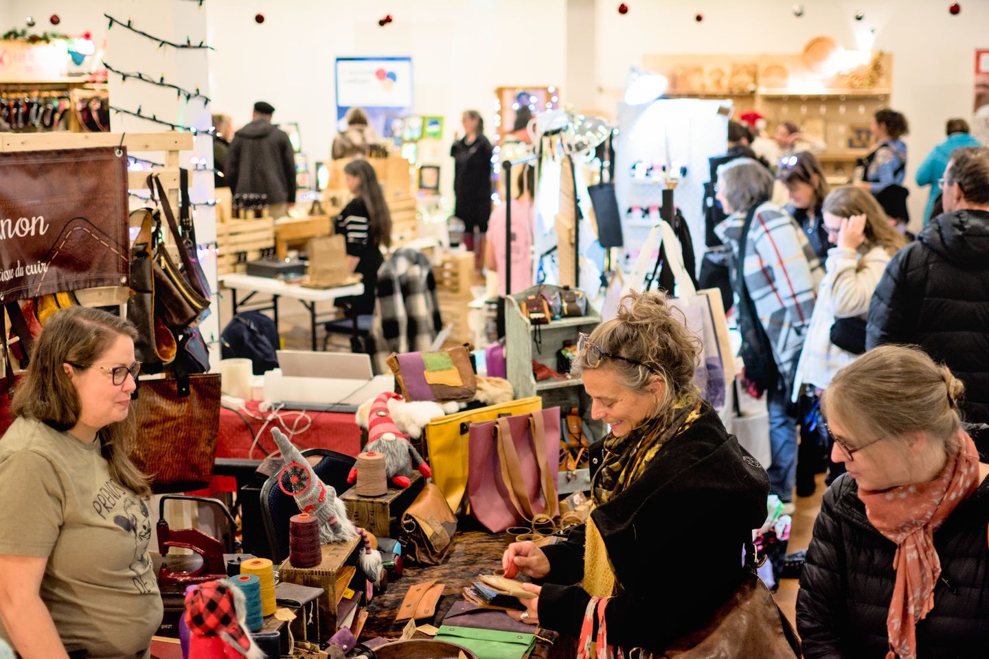 À l'avant-plan, Créations Manon, au Local Artisan 2025