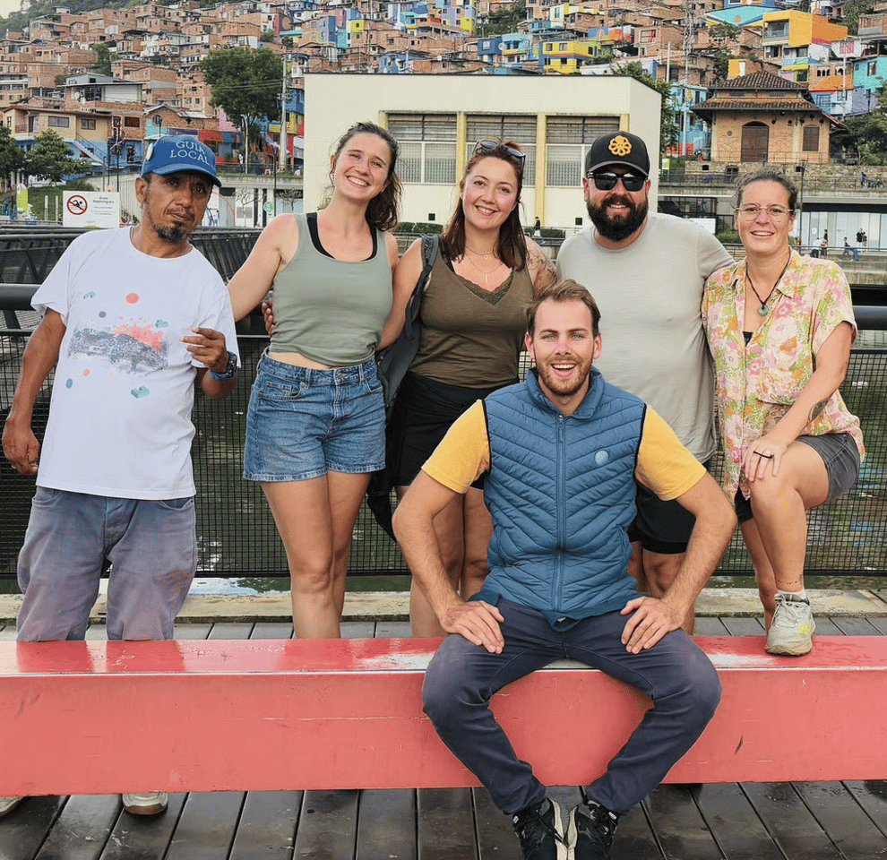 Visiteurs accompagnés d'un guide local et de Tom dans la Comuna 3