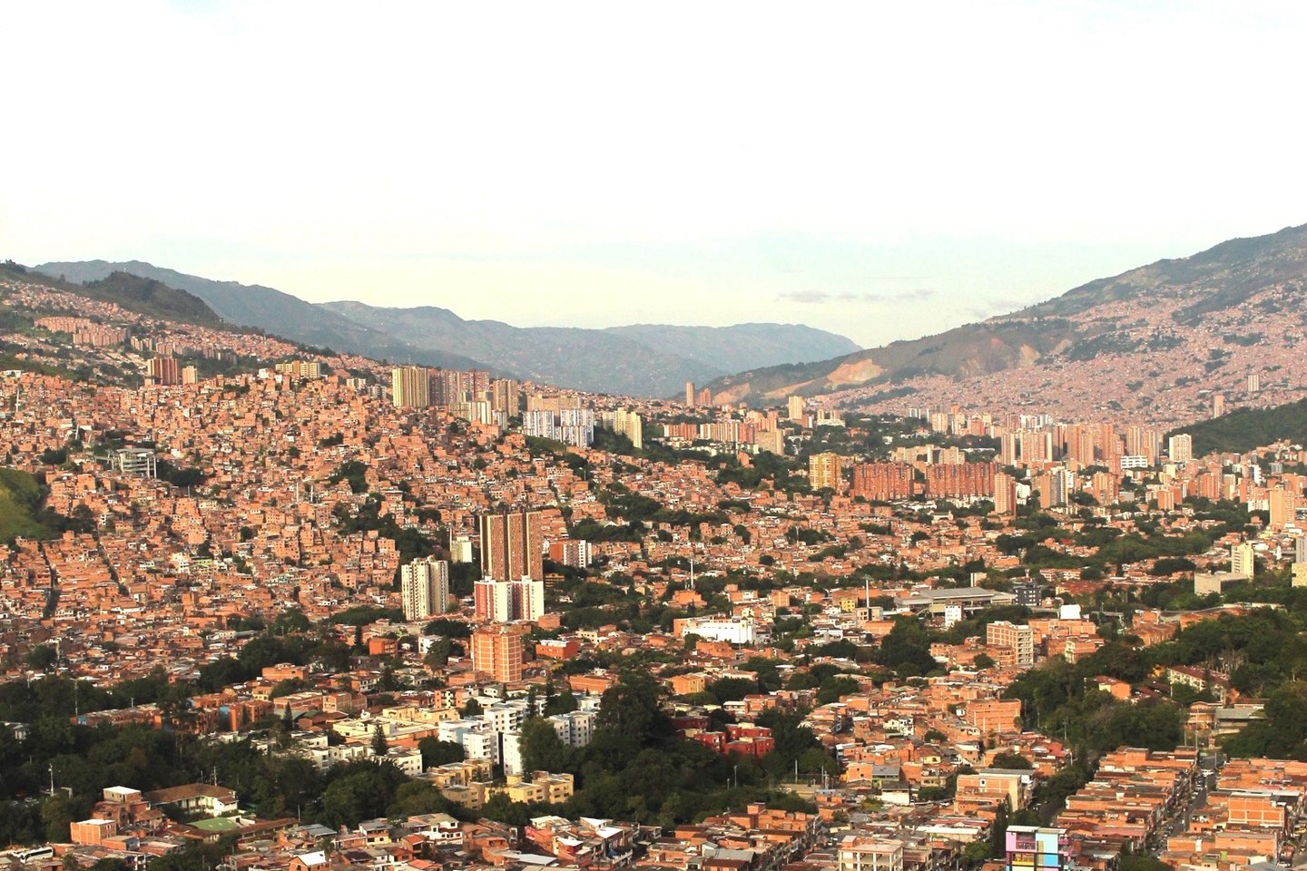 Vue panoramique de Medellín depuis la Comuna 3 avec les quartiers construits sur les collines