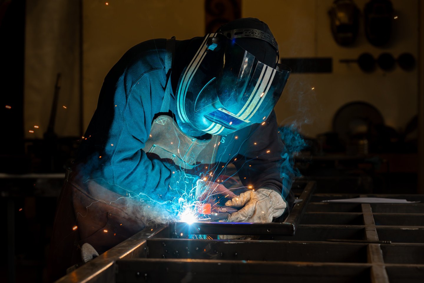 Artisan soudeur en plein travail lors d’un reportage photo en entreprise dans les Hauts-de-France