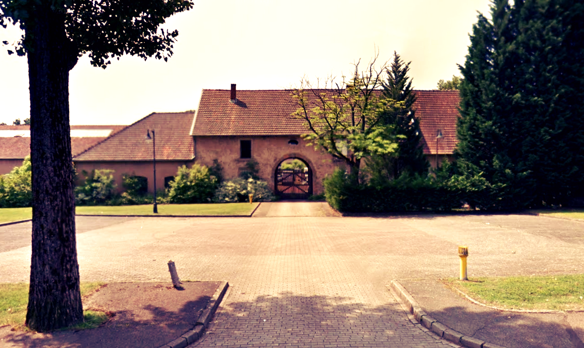 Entrée de la cour du château de Fusrt
