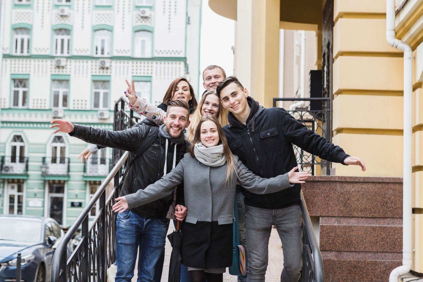 Team building komanda pozuoja mieste