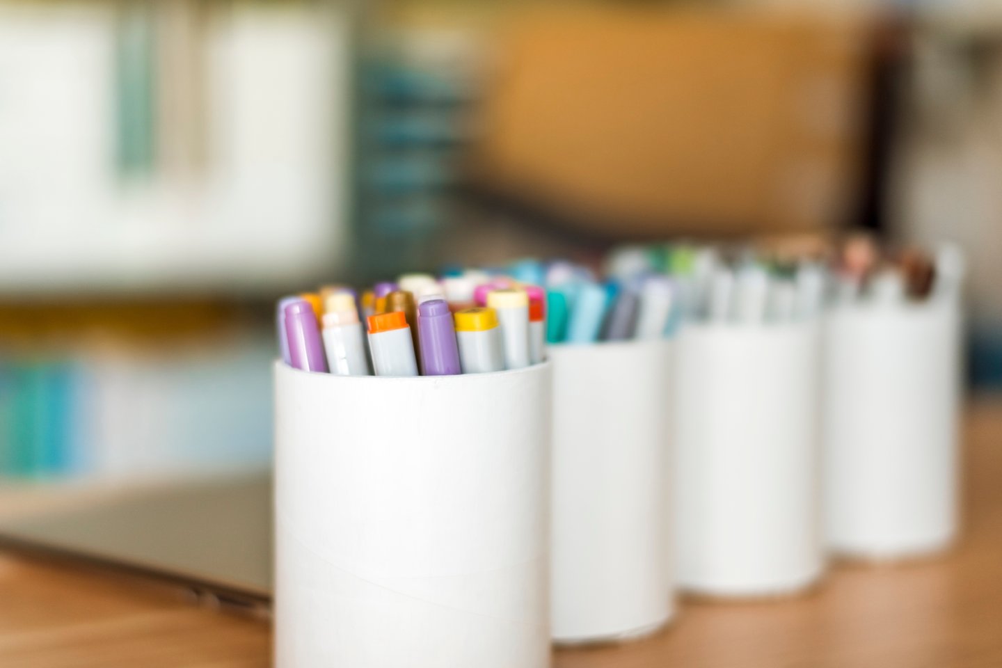 Farbstifte und Farbmarker in Boxen