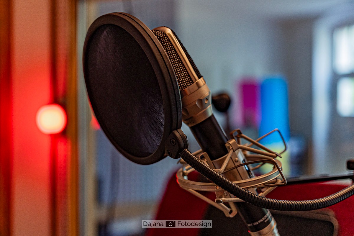 Mikrofon mit Popschutz - Detailaufnahme in der Aufnahmekabine vom Hörbuch Tonstudio Berlin