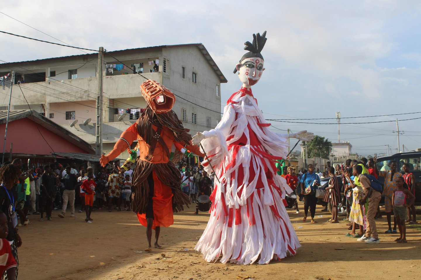 Deux marionnettes géantes qui paradent