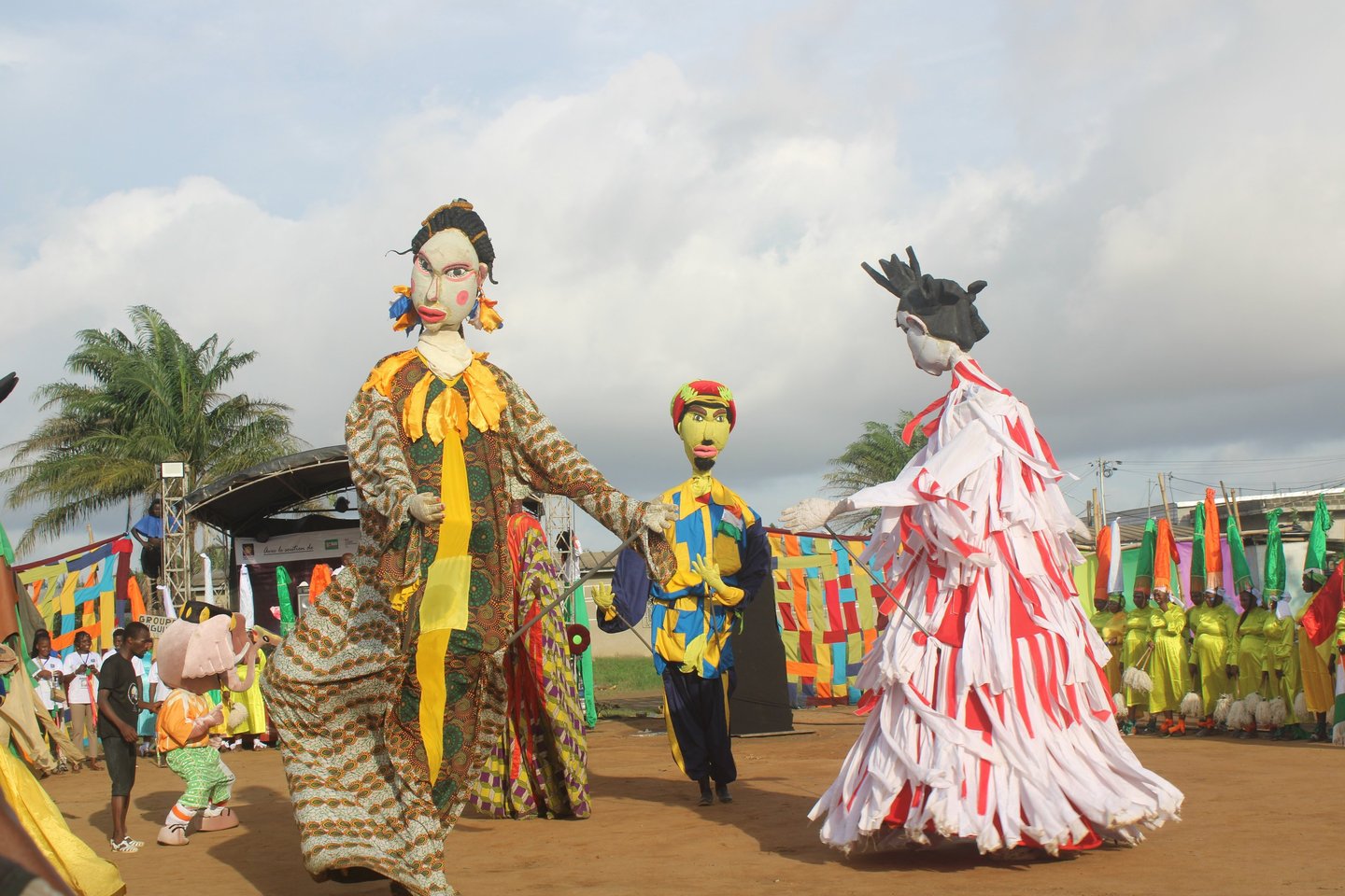 Des marionnettes géantes qui paradent pour un festival