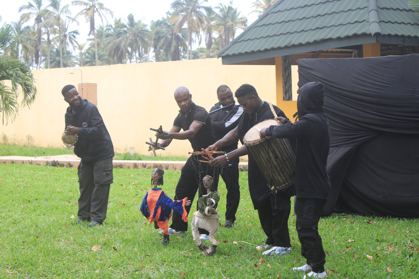 Des marionnettistes animant un spectacle de marionnettes à fils