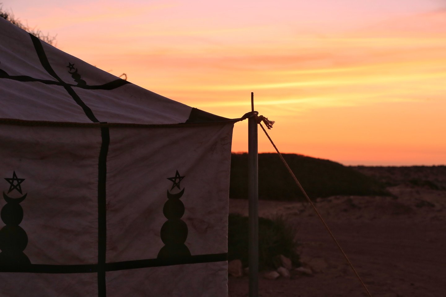 tente berbère au coucher du soleil
