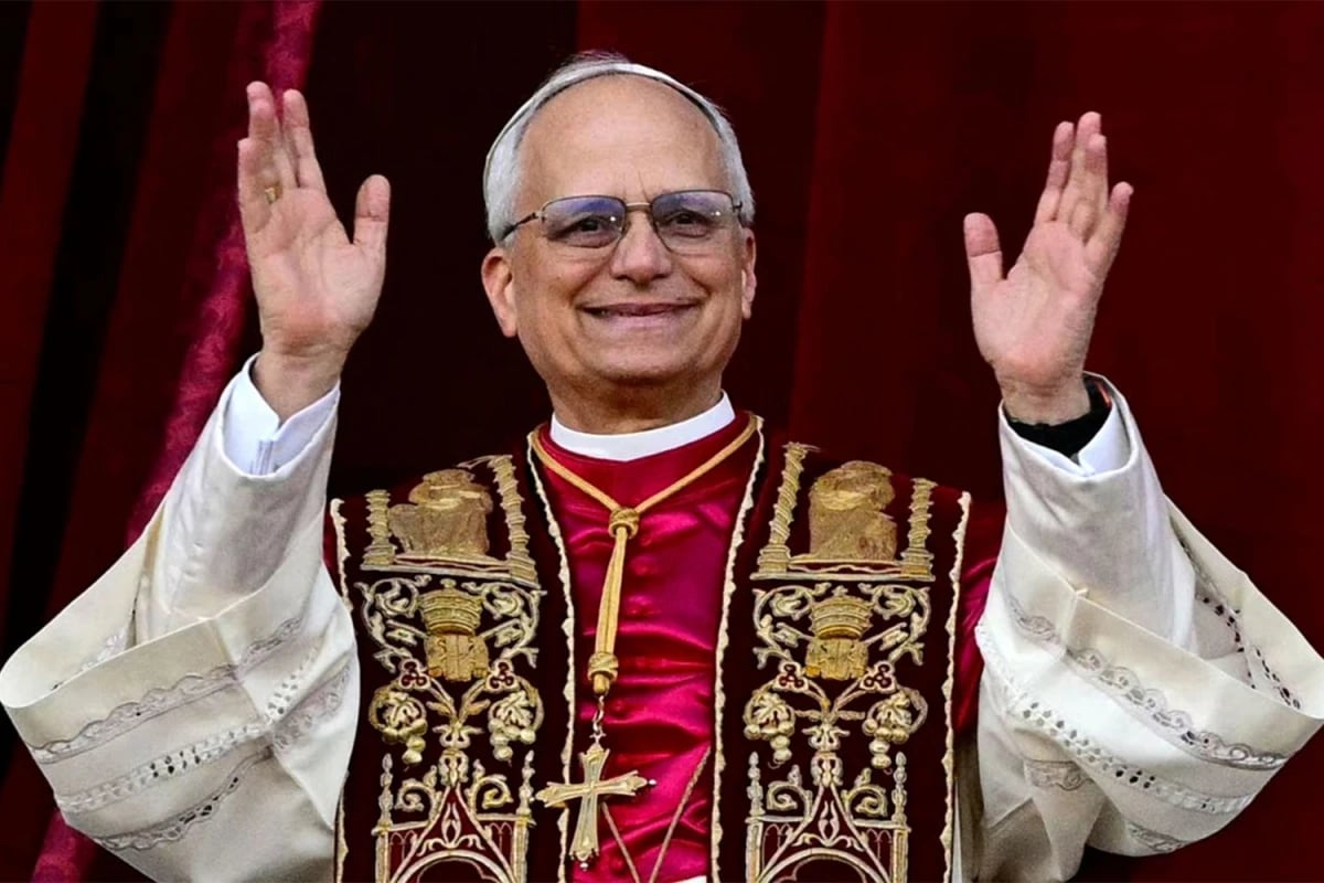 Papa Leon XIV in a priest's robes and glasses
