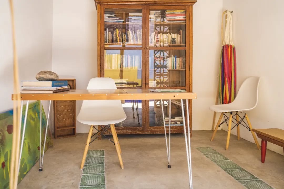 casabela area de trabajo, escritorio, silla comoda blanca, un librero antiguo