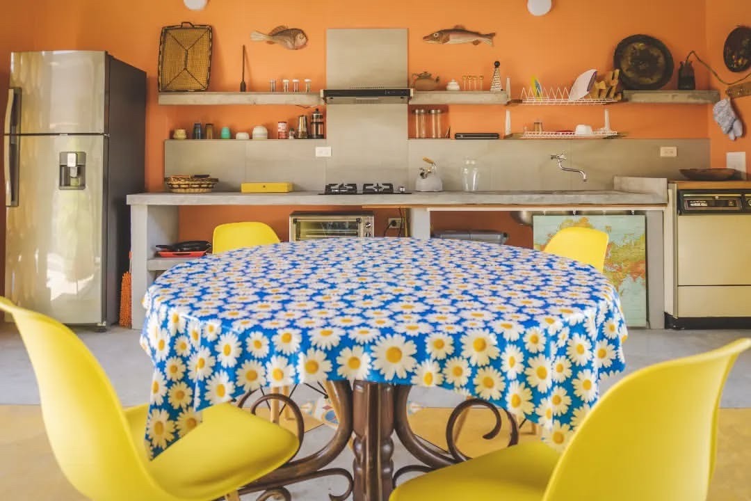 Cocina con mesa de 4 puestos en casa bela
