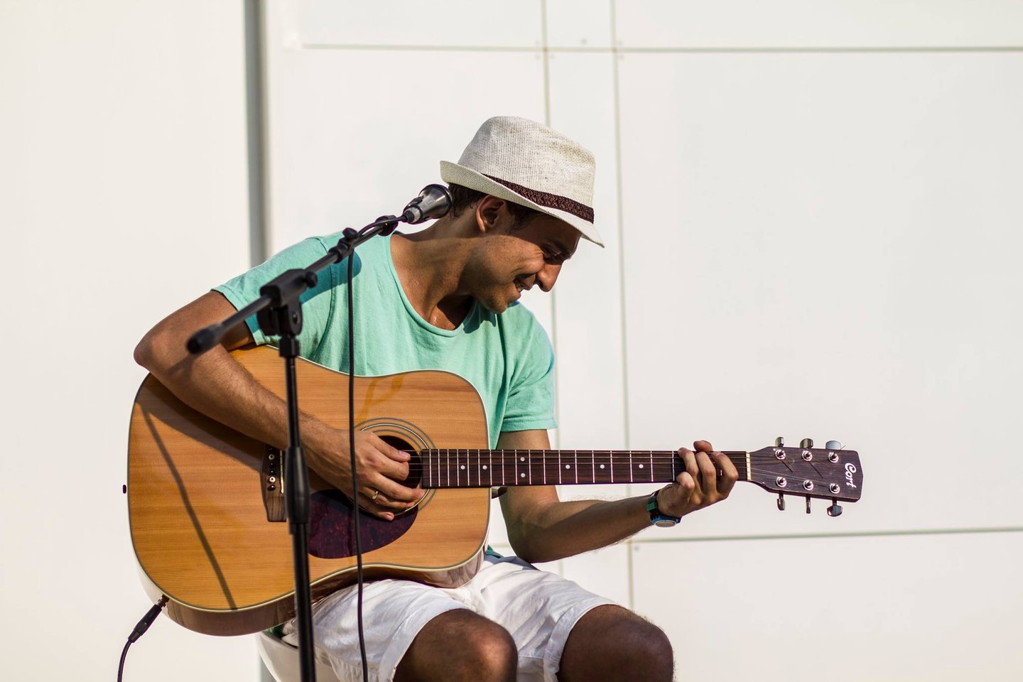 Riccardo Rigamonti tocando la guitarra en su concierto con Loop Station
