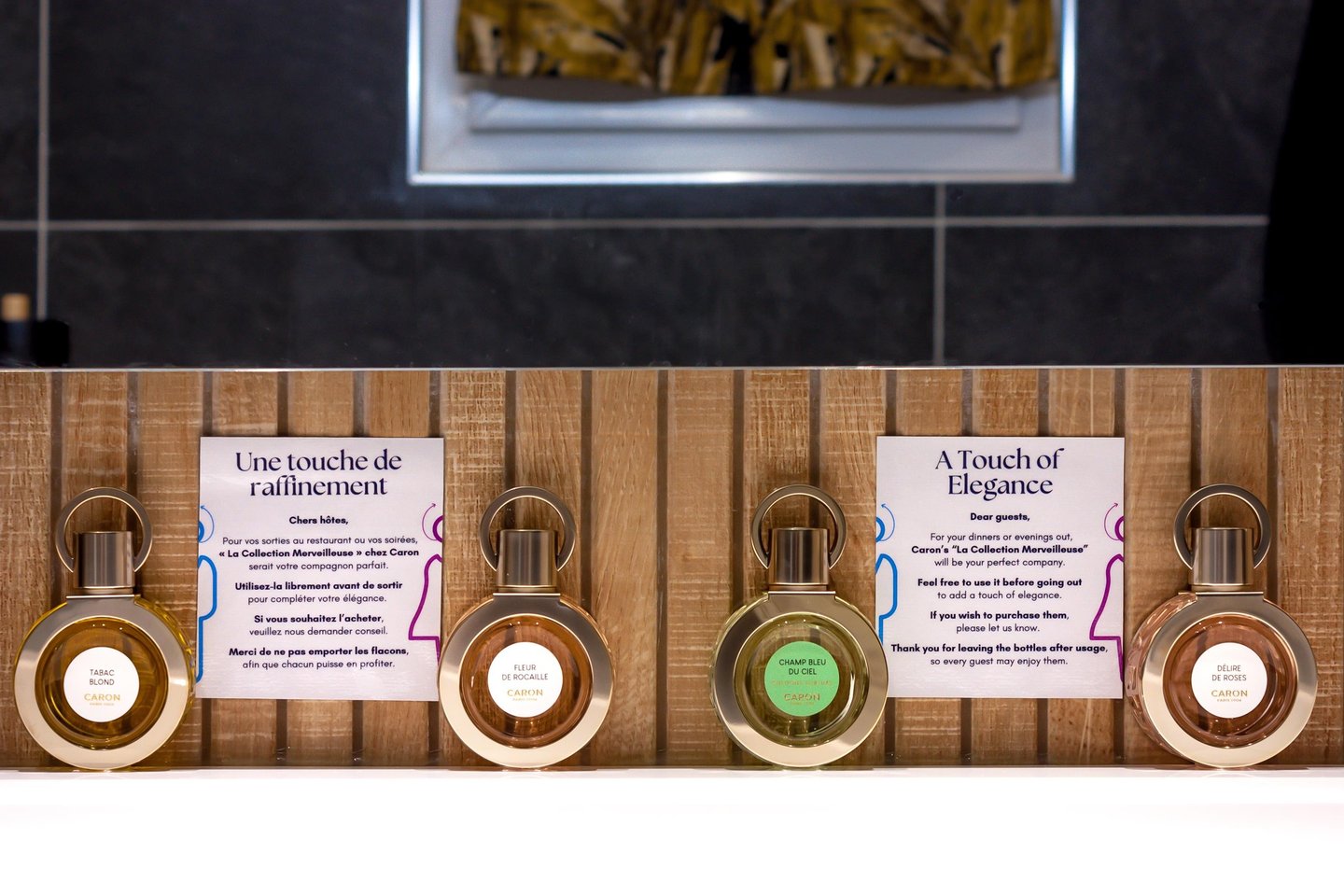 Les flacons du parfum dans la salle de bain de la chambre d'hôte du Domaine Des Lucques