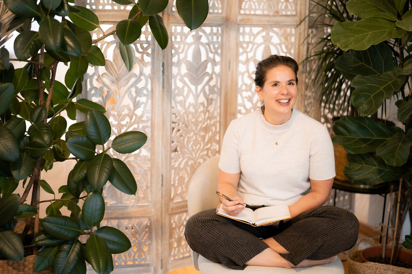 Beraterin der Mentalen Gesundheit sitzt in ihrer Praxis und schreibt Notizen