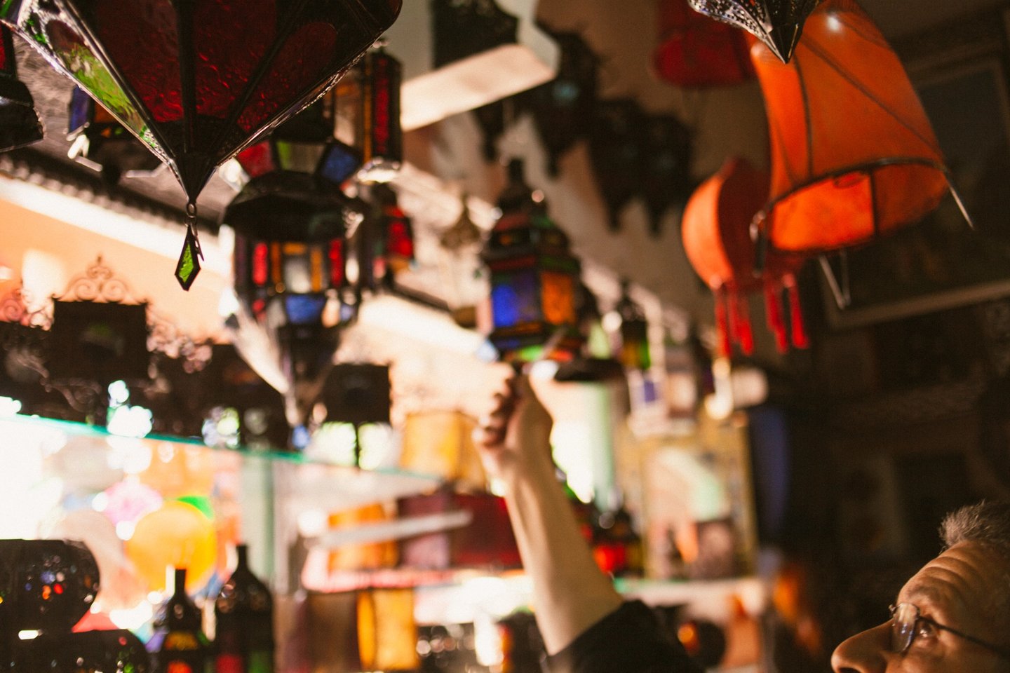 Artesanía y tradición en lámparas y vidrios para decorar casas modernas con gran gusto