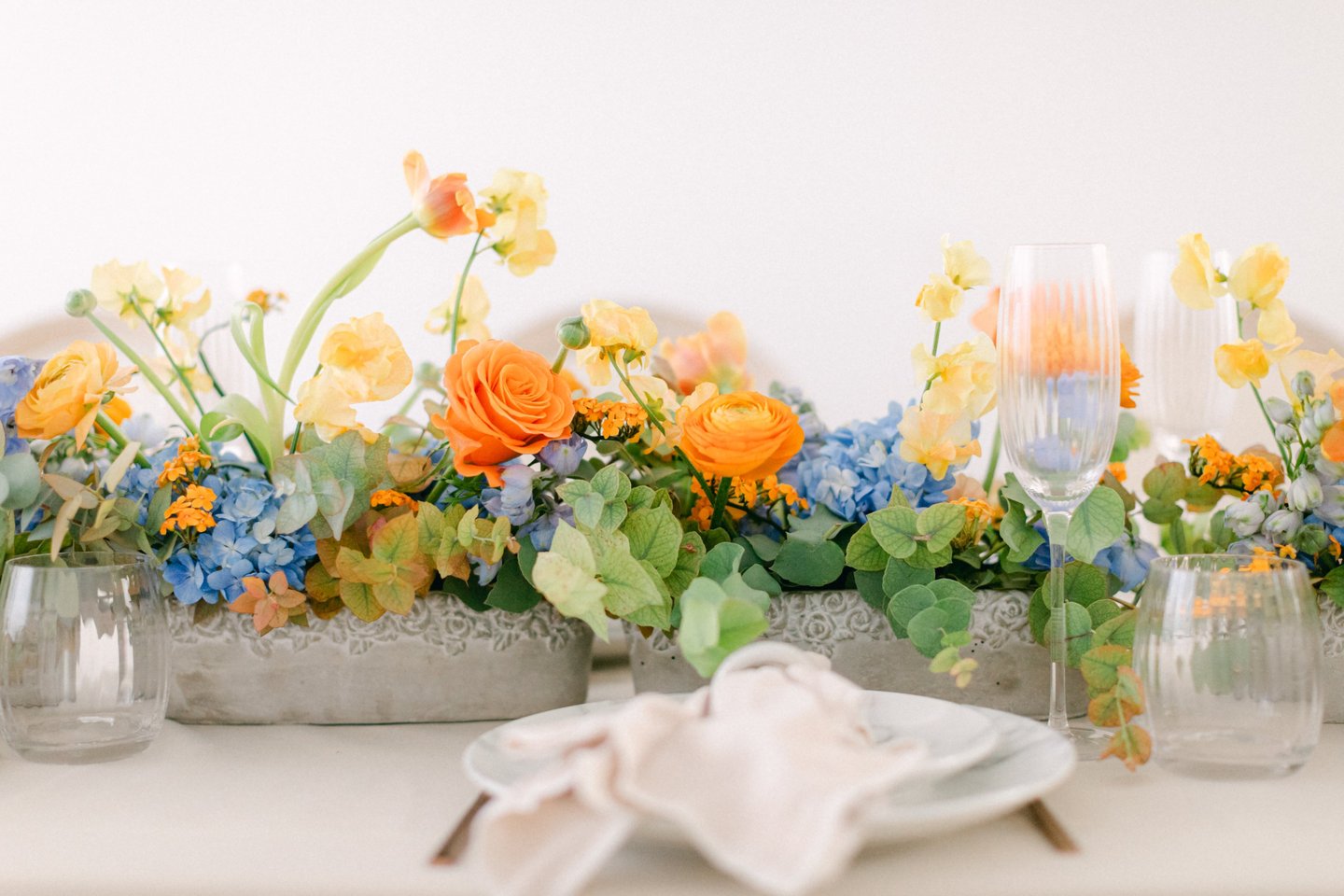 chemin de table fleurs bleu orange réception