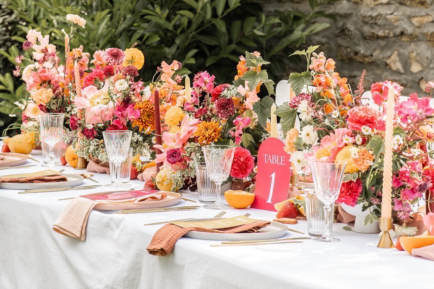 Centres de table aux couleurs vives avec pivoines et fleurs de saison. Photo @Chloé Artières