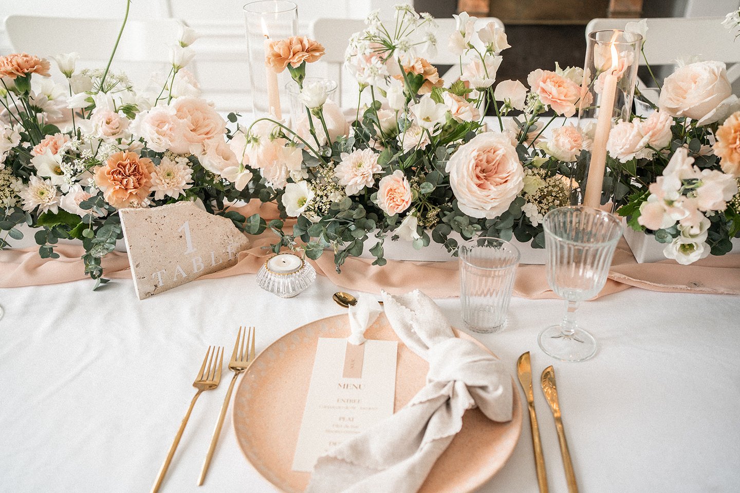 Cheminn de table couleurs nude et rose claires. Photo @Chloé Artières