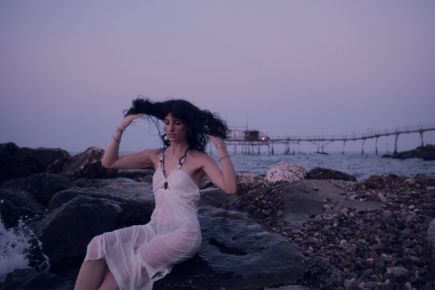 foto ad alessia con trabocco sullo sfondo