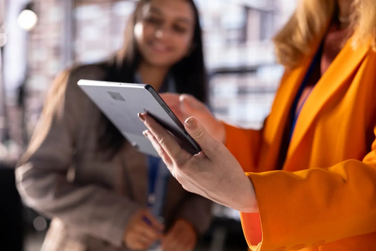 equipo-de-mujeres-planifican-el-crecimiento-empresarial-en-otec