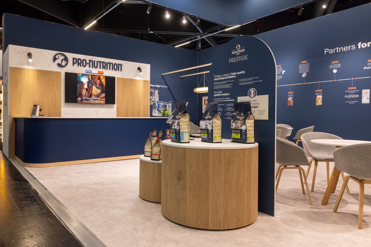 Création et modélisation 3D du stand Interzoo de la marque Sopral, spécialisé en nourriture pour animaux par Tuuk studio