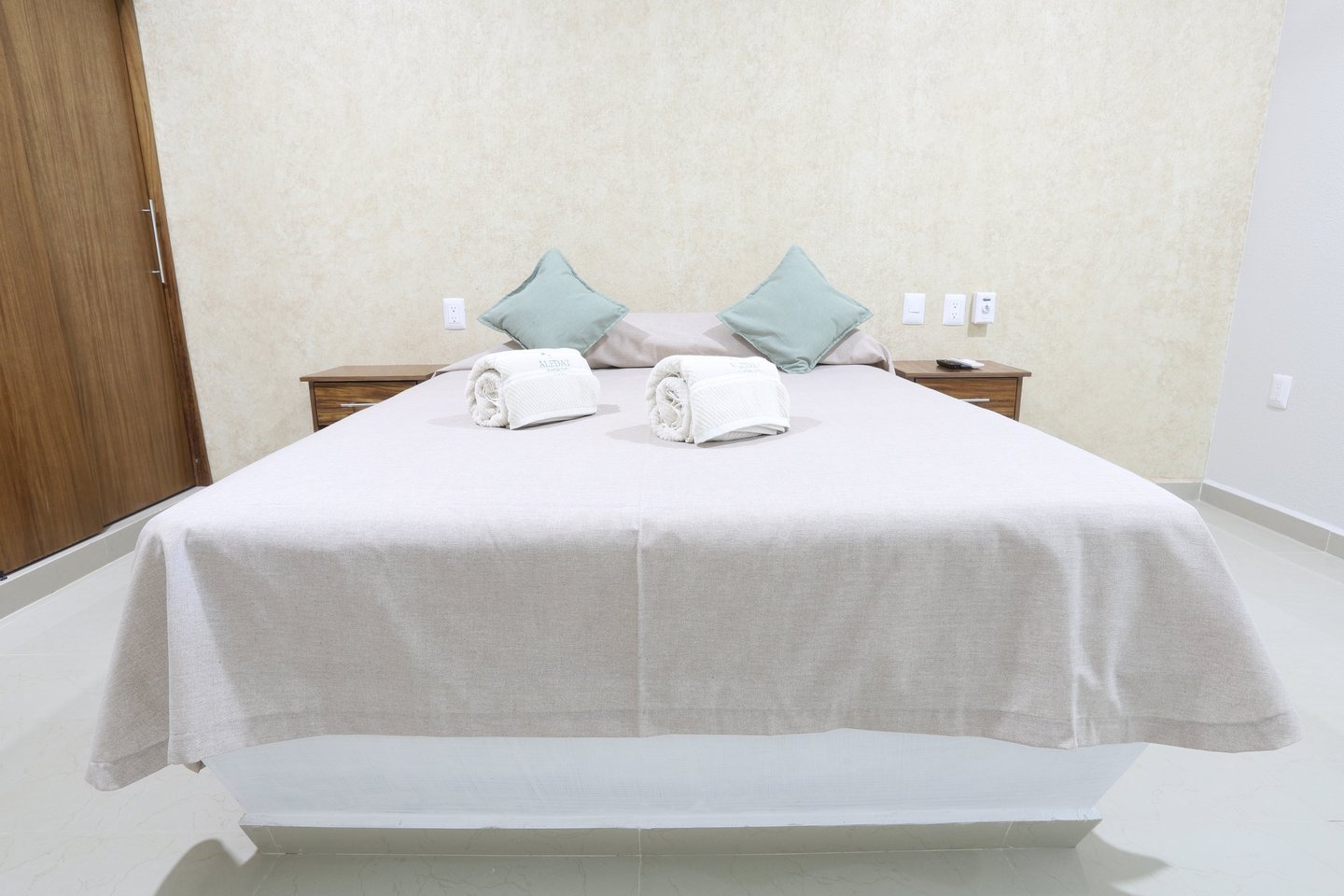 Cama King Size en habitación de Bungalows Aleday a pie de playa en Los Ayala, Nayarit