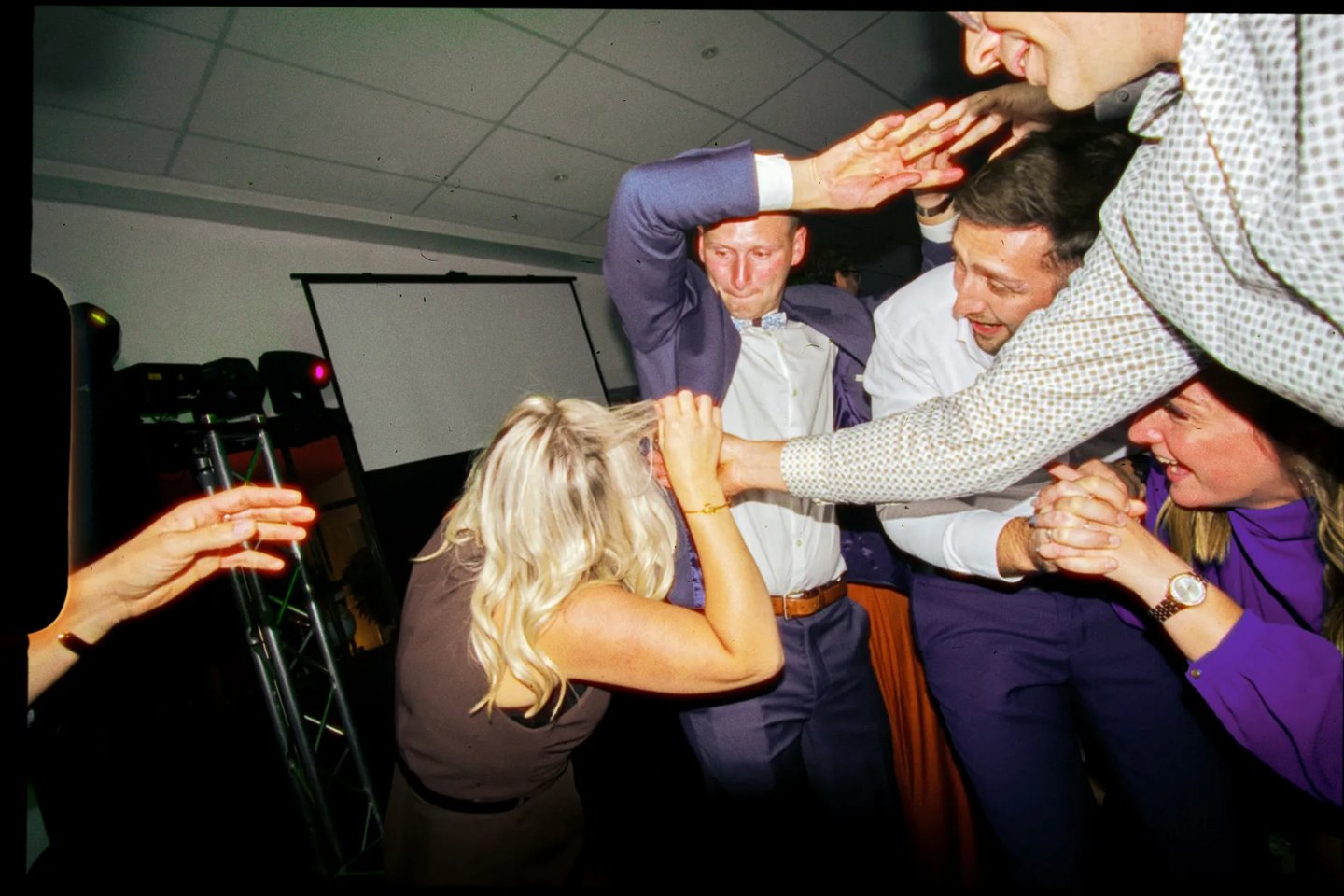 Bouton et cheveux coincés | rollbak | Photographe mariage Lille - Dunkerque - Arras