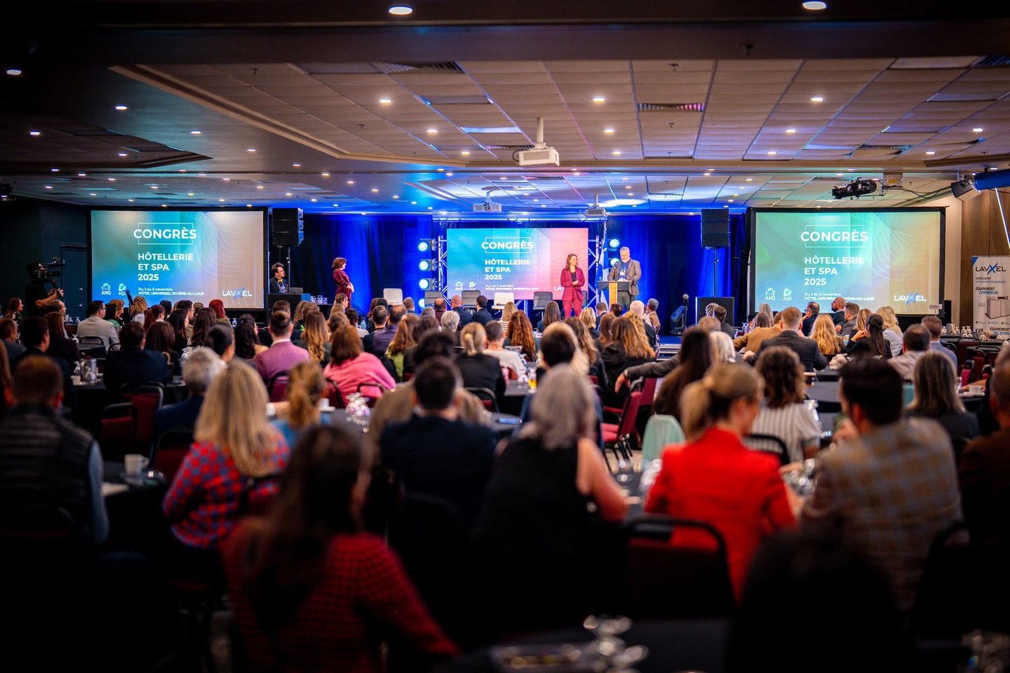 Speakers address a large audience at the Congrès Hôtellerie et Spa 2025 hospitality industry conference.