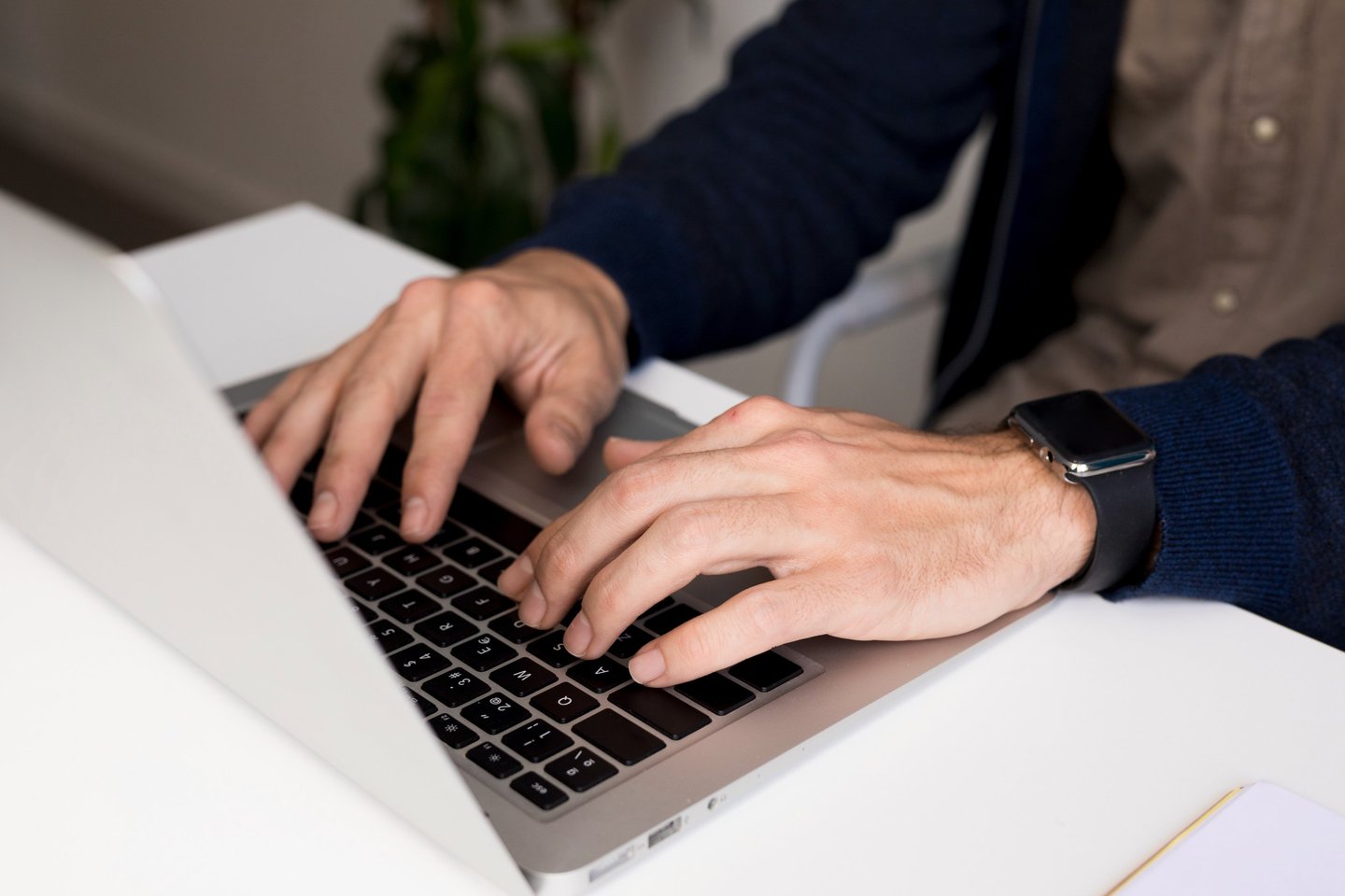 Due mani che scrivono su una tastiera per il mestiere di copywriter ed editor