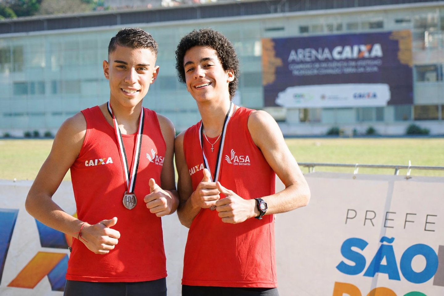 Atletas de atletismo em São Bernardo do Campo comemorando medalhas pela ASA São Bernardo