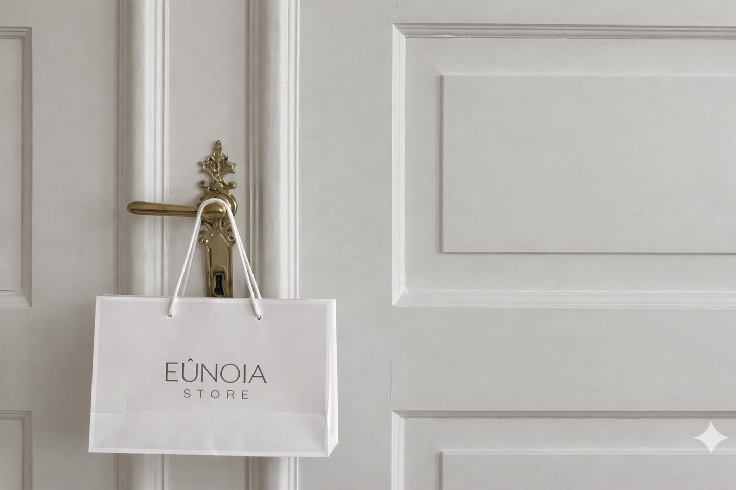 Bolsa de compras de papel de la tienda Eunoia de color blanco colgada en una puerta con paneles.