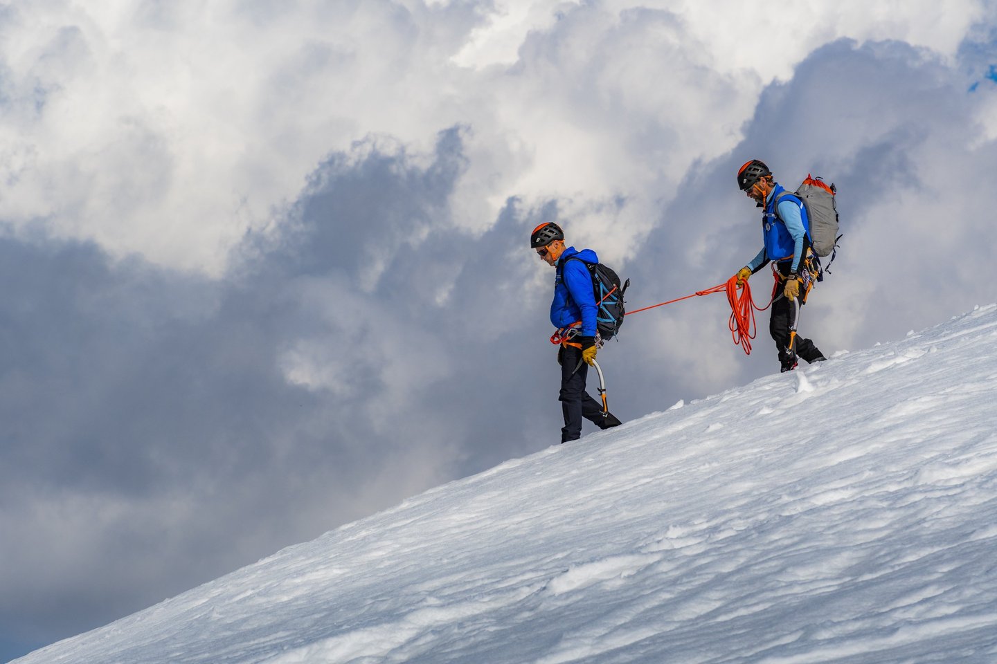 deux alpinistes évolues encordés