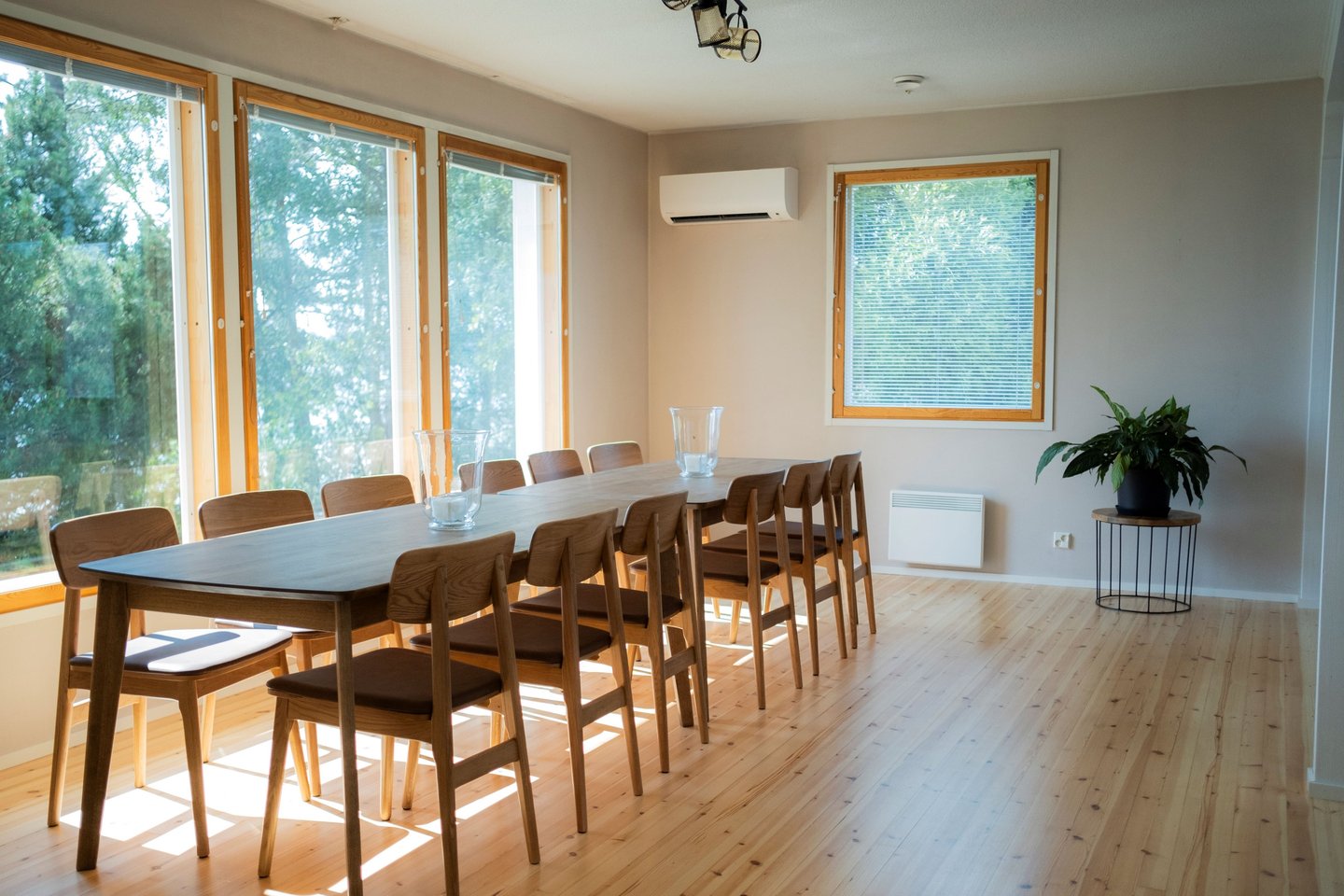 13 henkilön ruokapöytä