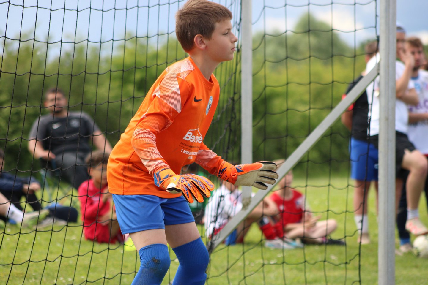 enfant dans les cages de foot