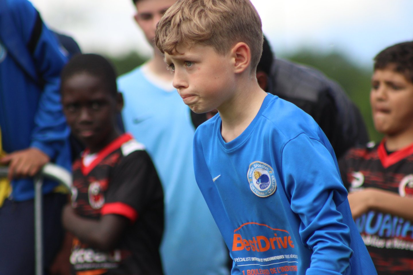 enfant de face en tenue de foot