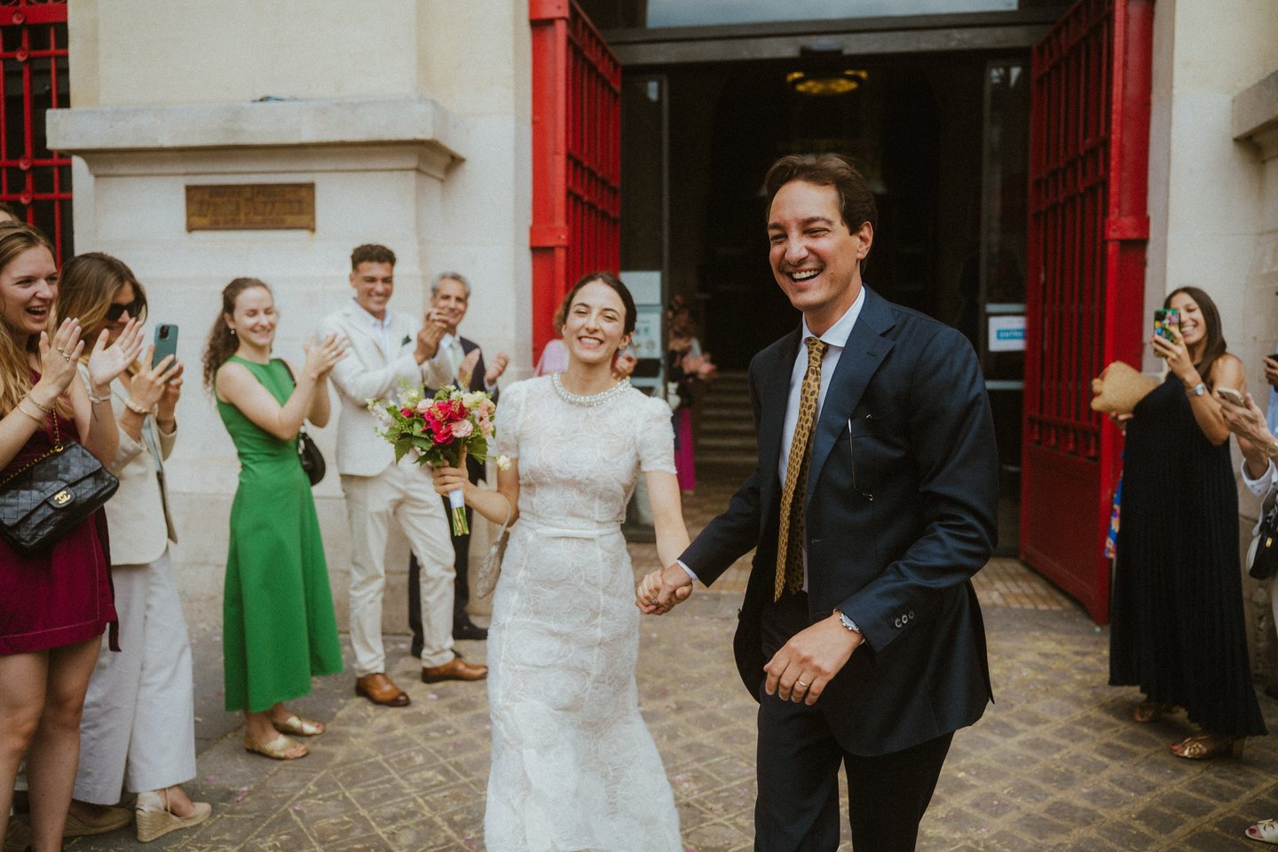 Sortie de mariés à la mairie du 20e arrondissement de Paris