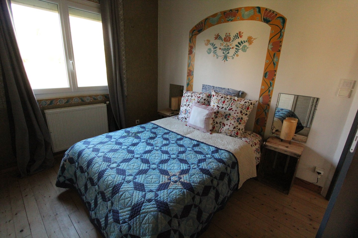 inspiration roulotte motifs floraux tête de lit peinte sur le mur par Marie Hardy Caen Normandie Ifs