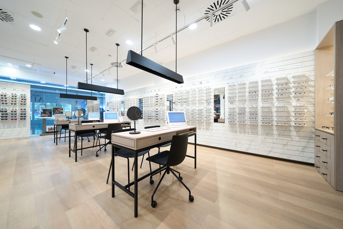 Mobiliario a medida y diseño interior de óptica por MSDecop.