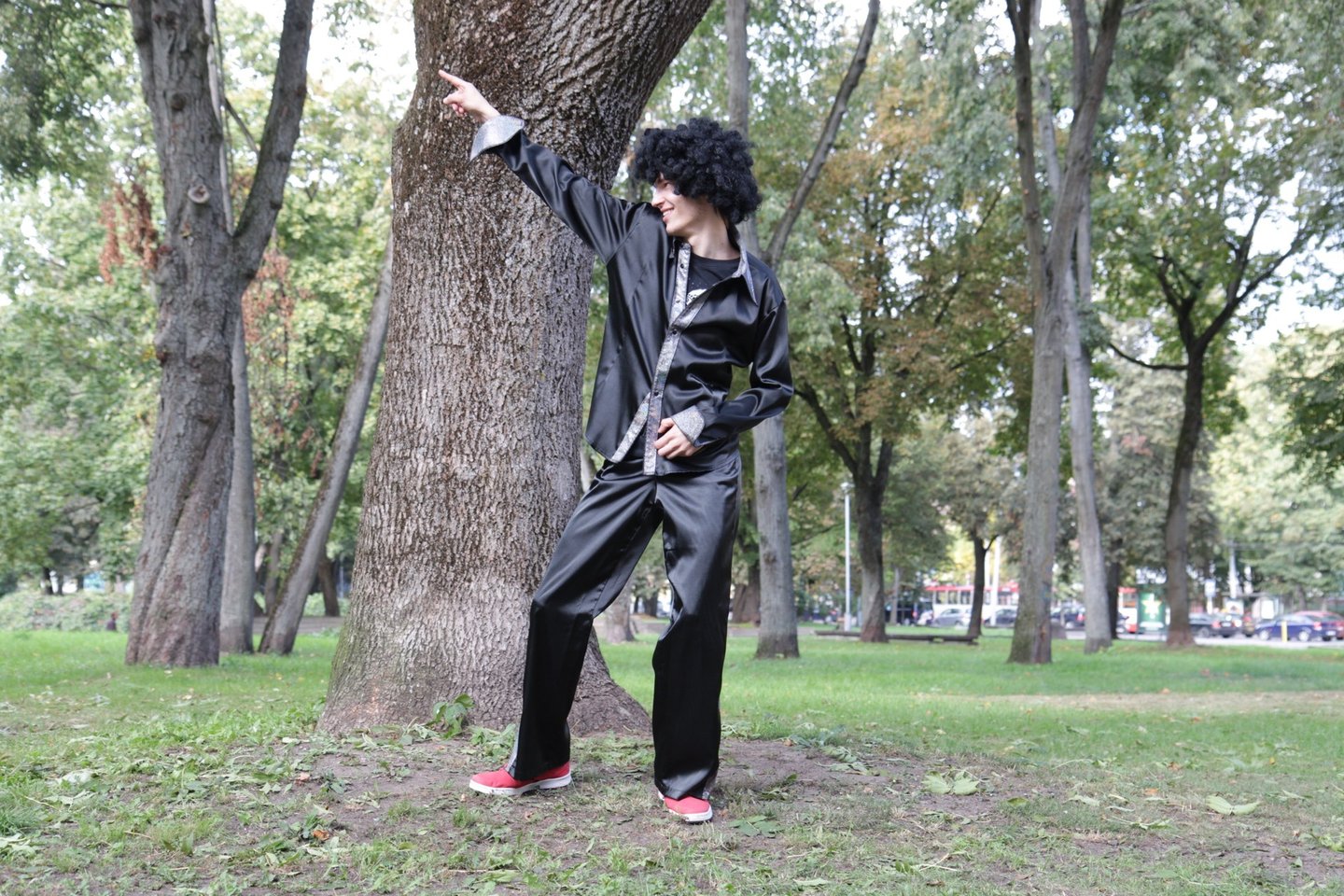 Juodas vyriškas disko kostiumas