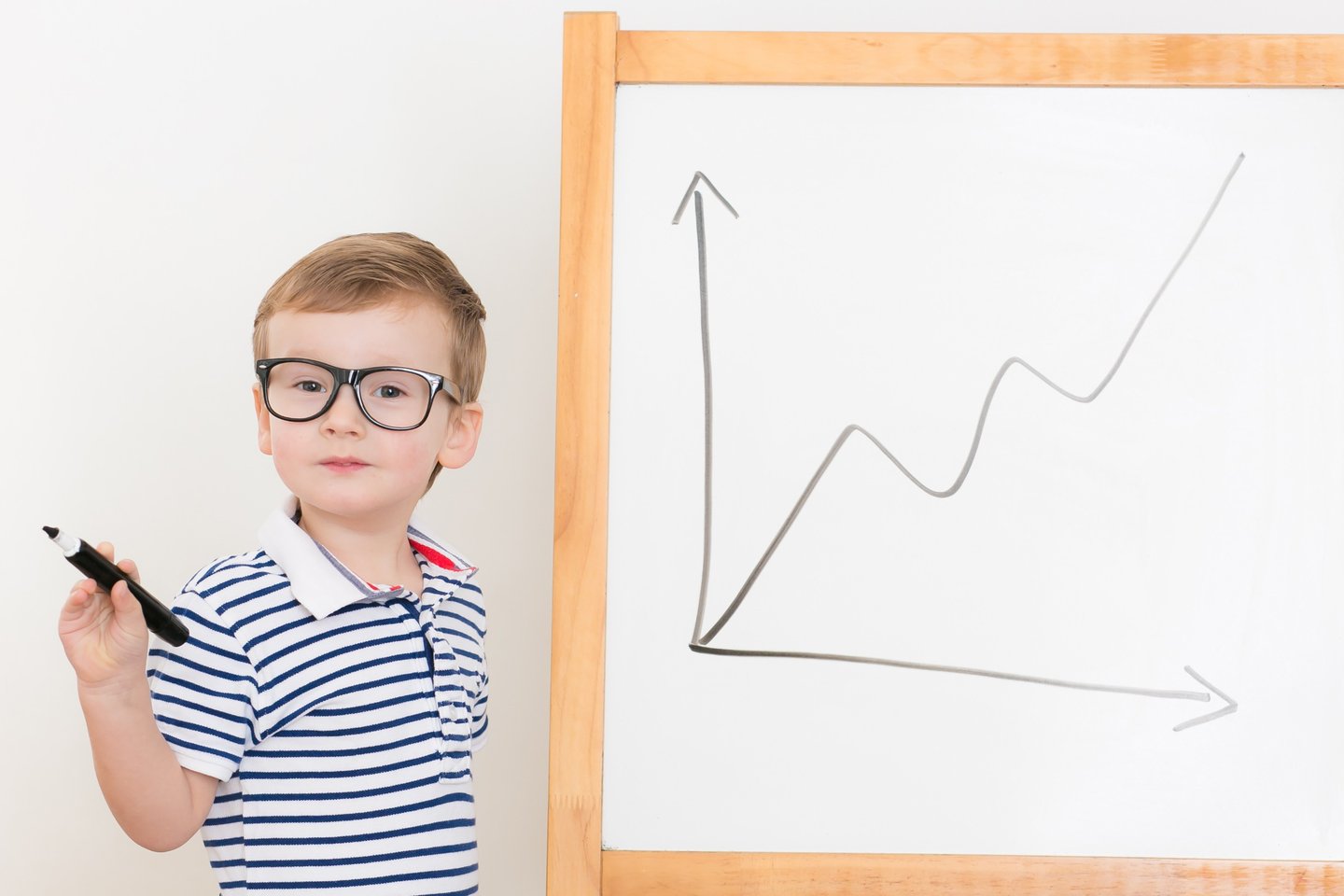 comment présenter un projet à l'oral : enfant devant un tableau