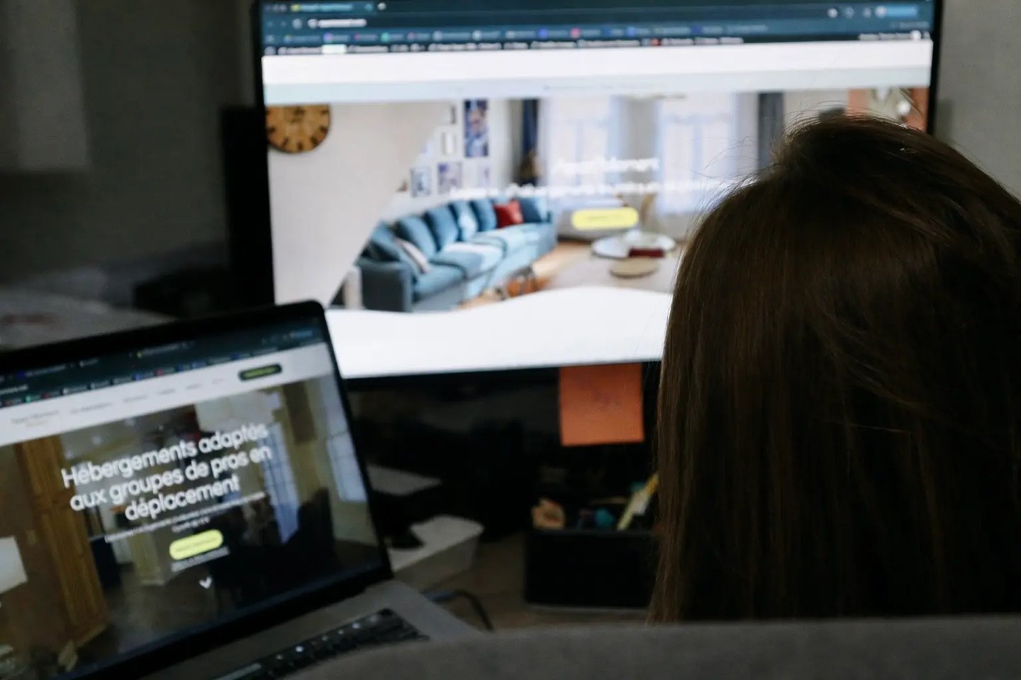 Collaborateur Apart’Moment gérant les réservations sur écran, hébergement professionnel