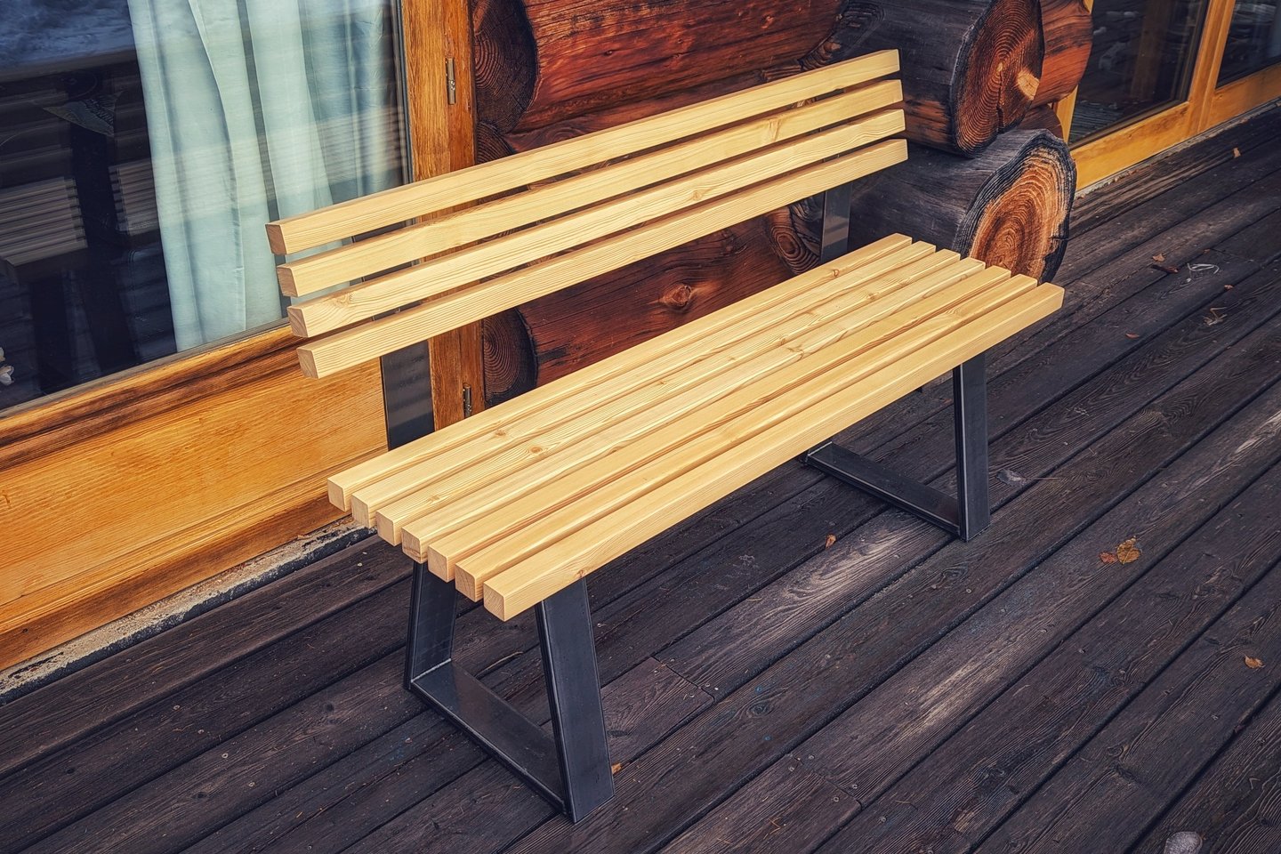 Banc extérieur en mélèze massif et métal brut
