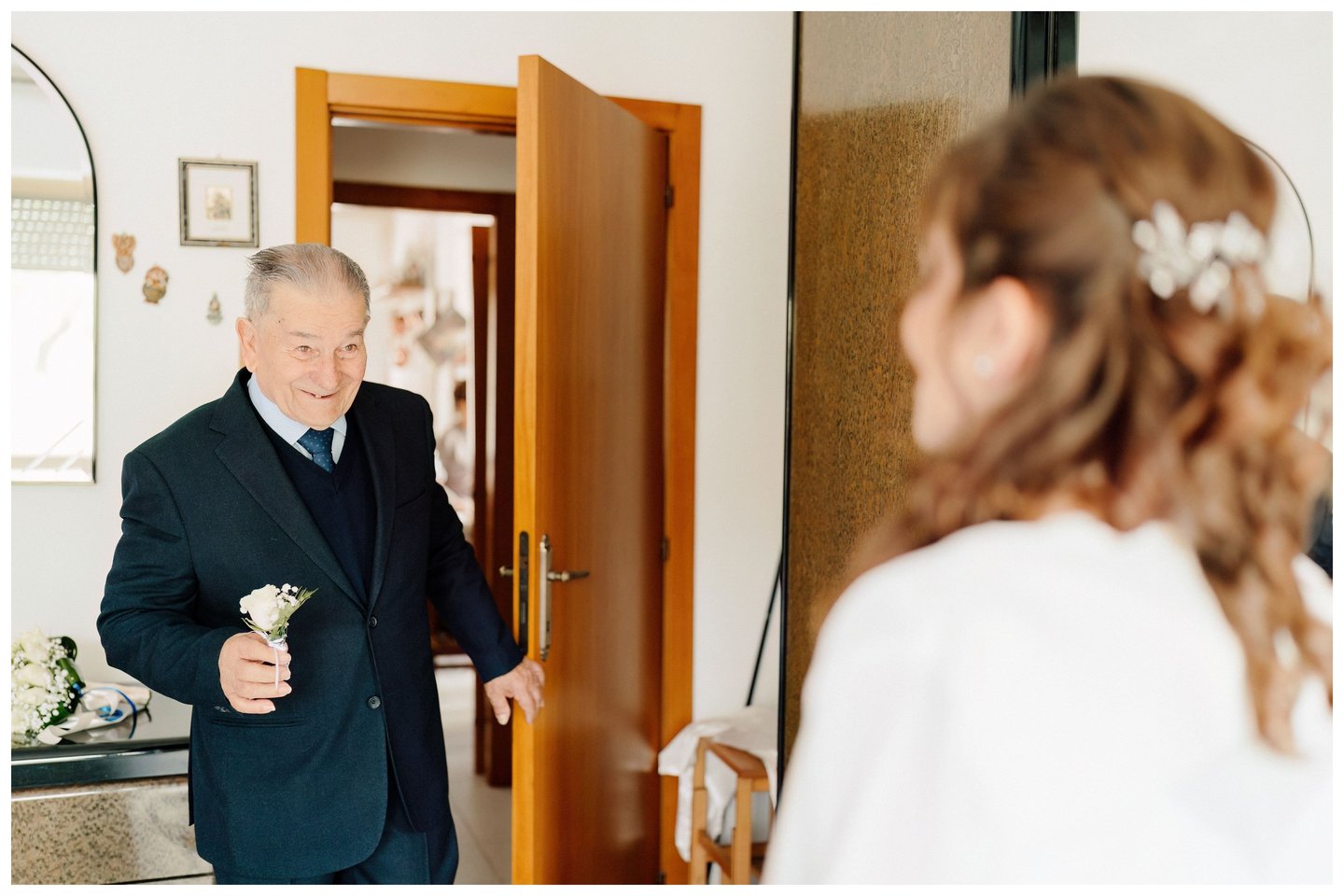 Nonno che guarda la nipote appena vestita da sposa