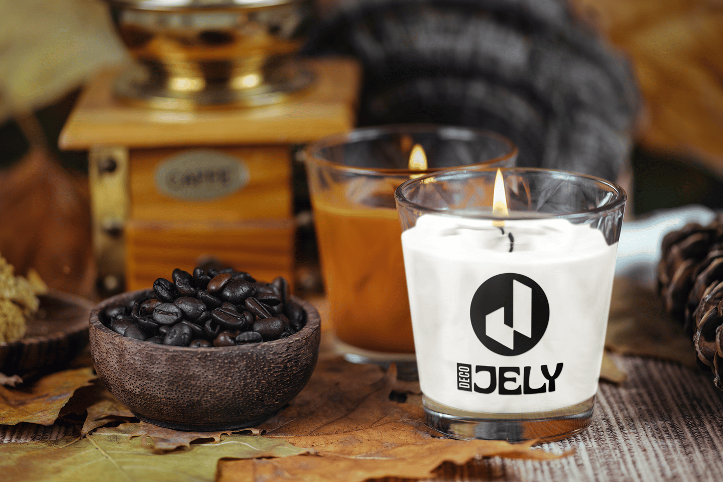 Une bougie blanche parfumée avec un logo comme identité visuelle de marque